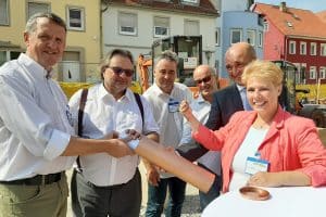 Bei der Grundsteinlegung (v.l.n.r.): Dr. Manfred Wilde, Oberbürgermeister der Stadt Delitzsch, Dr. Axel Viehweger, Verbandsdirektor Verband Sächsischer Wohnungsgenossenschaften e. V. (VSWG), Jens Fischer, Geschäftsführer IBA Ingenieurbüro GmbH Bau und Ausrüstungen, Frank Moritz, Geschäftsführer Bauservice Großenhain GmbH, sowie die UNITAS-Vorstände Steffen Foede und Iris Liebgott. © UNITAS