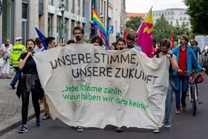 Jugendliche mit verklebten Mündern fordern ein Wahlrecht für Menschen unter 18. Foto: Tobias Möritz