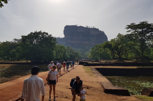 Im Park vor dem Sigiriya-Felsen. © Sascha Bethe