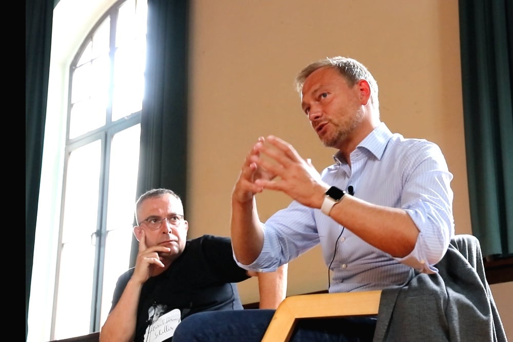 Jens-Uwe Jopp und Christian Lindner (FDP) am 28. August im Schillergymnasium zur Frage der „Freiheit“. Foto: L-IZ.de