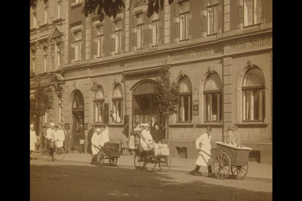Ein seltener Werbefarbfilm von ca. 1926 zeigt die Herstellung und Produkte sowie das Kaffeehausleben der Konditorei Robert Haussmann in Borna. © Museum der Stadt Borna