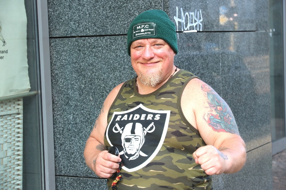 Matthias Eichler vor dem Vereinsgebäude der Sportschule International in der Eisenbahnstraße 123. Foto: Michael Freitag