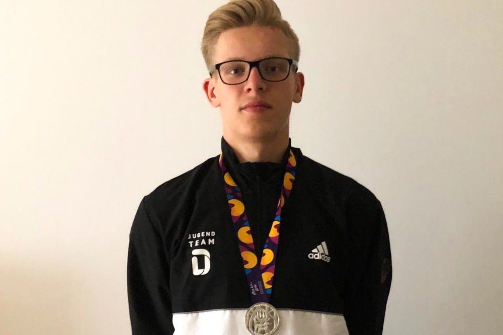 Niclas Heitkamp mit seiner Medaille. Quelle: Privat
