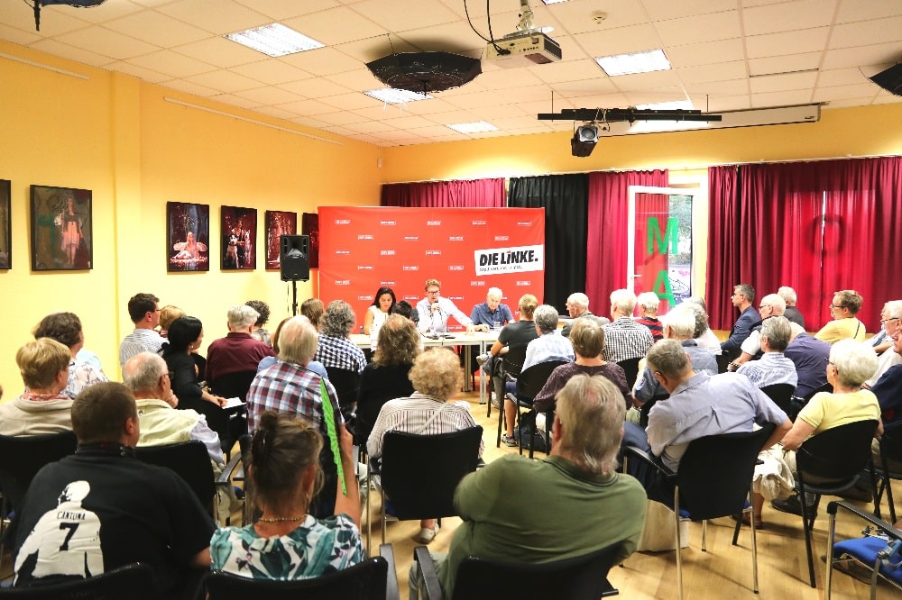 Sevim Dagdelen, Adam Bednarsky und Hans Modrow am 12. August 2019 im KOMM-Haus in Grünau. © Michael Freitag