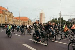 Menschen radeln auf dem Ring.