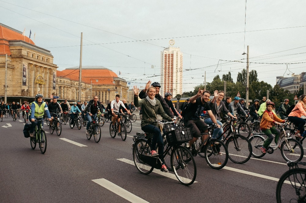 Menschen radeln auf dem Ring.