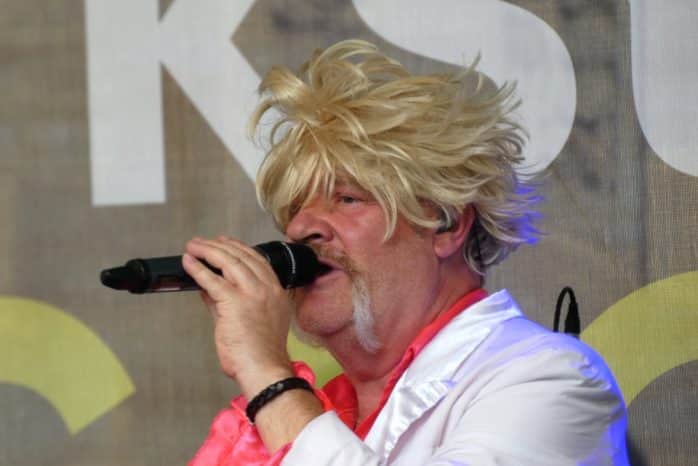 Ist das ein Huhn auf dem Kopf? Eine Band gabs auch. Foto: Lucas Böhme