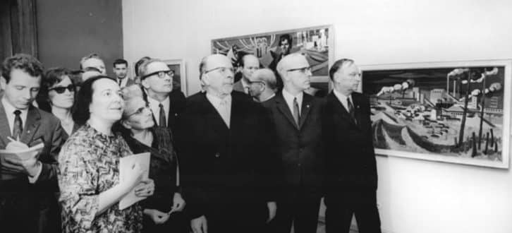 Walter Ulbricht (m.) beim Besuch einer Kunstausstellung in Dresden 1967. Noch muss sich Erich Honecker direkt hinter ihm mit der zweiten Reihe begnügen. Foto: Bundesachiv (Gemeinfrei)