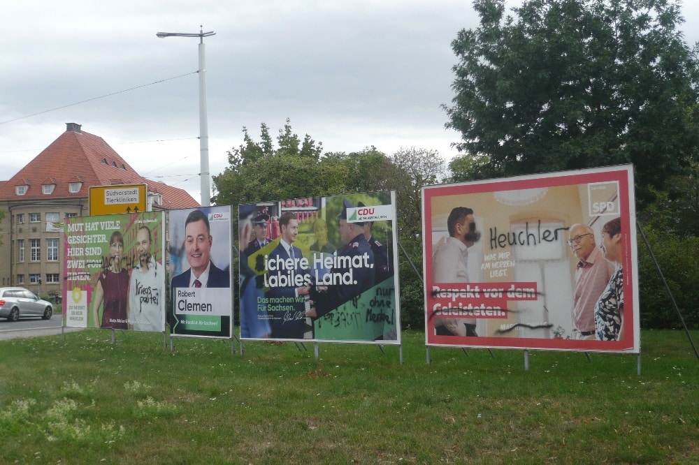 In der Regel ab sechs Wochen vor dem Wahltag erteilen Gemeinden die Sondernutzungserlaubnis für Wahlwerbung im öffentlichen Raum. Jeweils etwa 50.000 bis 100.000 Plakate befestigt jede der großen Parteien in Sachsen. © Frank Willberg