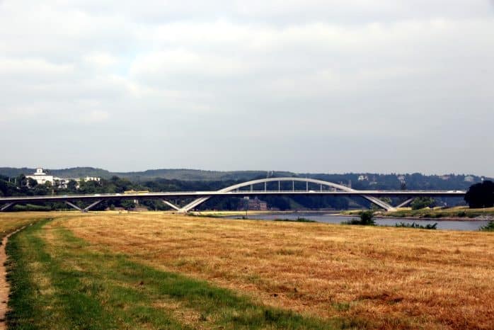 Die Waldschlösschenbrücke von weitem. Lange Jahre Zankapfel in der Landeshauptstadt. Foto: L-IZ.de