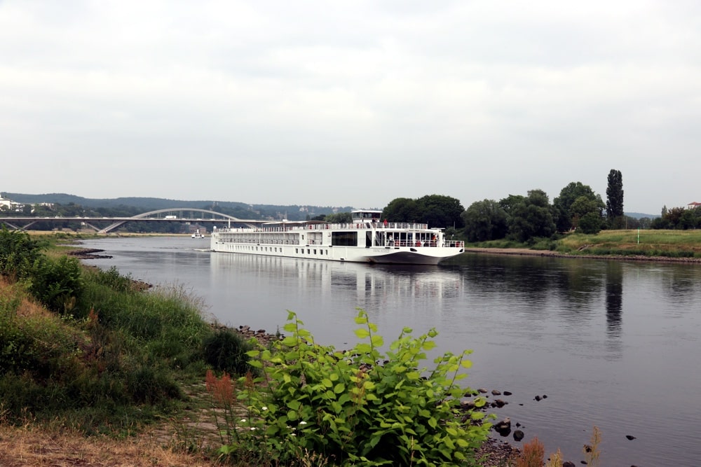 Die Waldschlösschenbrücke 2018 und ein bisschen Restschiffahrt auf der Elbe. Foto: LZ