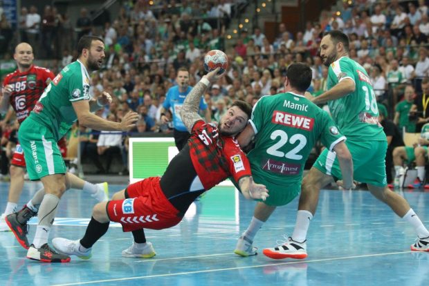 Johan Koch (Berlin) wird von Marko Mamic (SC DHfK) berangelt. Foto: Jan Kaefer