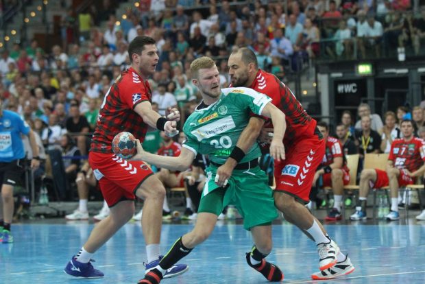 Michael Müller (Berlin) stört Philipp Weber (SC DHfK) beim Wurf. Foto: Jan Kaefer