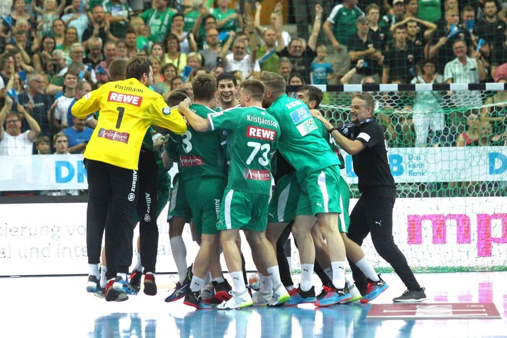 Wahnsinn! Leipzig feiert den kaum für möglich gehaltenen Sieg in letzter Sekunde. Foto: Jan Kaefer