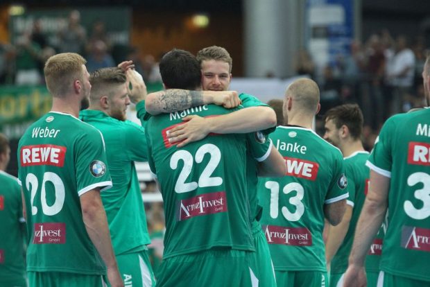 Ende gut, alles gut. Gregor Remke herzt Marko Mamic. Foto: Jan Kaefer