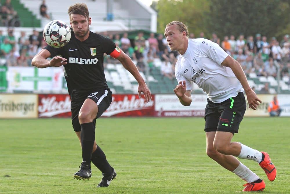 Chemie-Kapitän Stefan Karau (li.) im Laufduell mit Kimmo Markku Hovi. Foto: Jan Kaefer