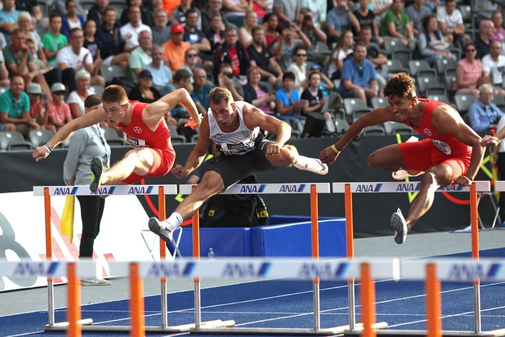 Glänzendstes Edelmetall des Tages: Martin Vogel (DHfK/ mi.) läuft über 110 Meter Hürden auf den Silberrang. Foto: Jan Kaefer