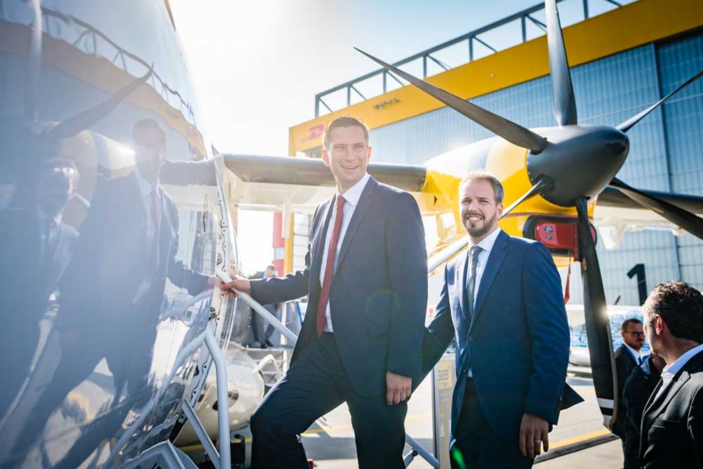 Wirtschaftsminister und Vize-MP Martin Dulig und Fertigungsleiter Nico Neumann betreten die D328NEU. Foto: SMWA/Bonss