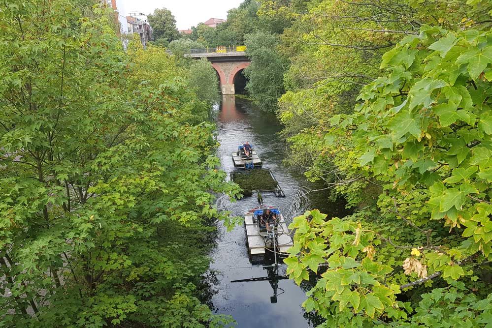 Entkrautungsboote im Karl-Heine-Kanal. Foto: Marko Hofmann