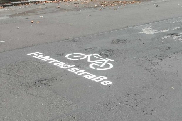Aufs Pflaster gemalt: Hinweis auf die Fahrradstraße in der Beethovenstraße. Foto: #LucynPierre