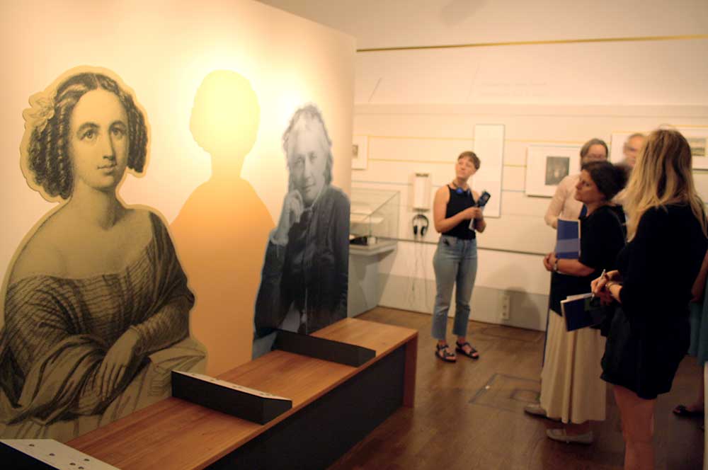 Zwischen Fanny Hensel und Clara Schuman fehlt nur das Bild von Anna Magdalena Bach. Foto: Ralf Julke