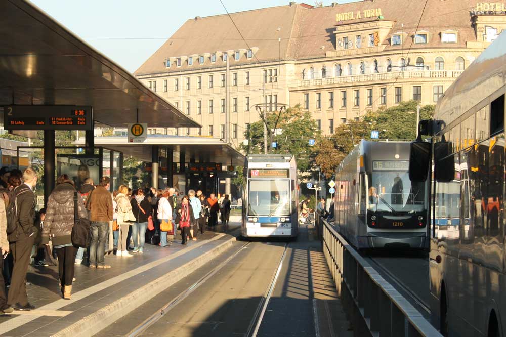 Rappelvoll im Berufsverkehr: Haltestelle Hauptbahnhof. Foto: Ralf Julke