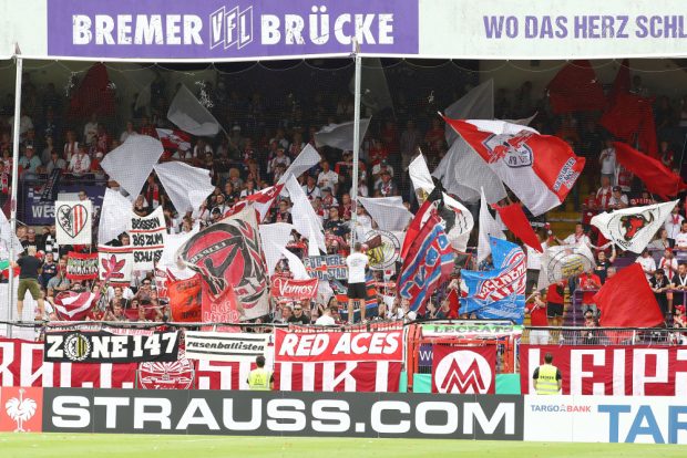 Der RBL-Gästeblock in Osnabrück. Foto: Gepa Pictures
