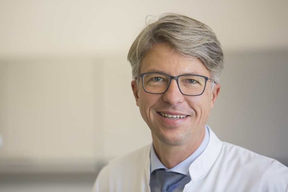 UKL-Hämatologe Prof. Uwe Platzbecker ist deutscher Teilprojektleiter im internationalen „EURO-MDS“-Konsortium. Die beteiligten Ärzte und Wissenschaftler forschen zum komplexen Prozess der Entstehung der Knochenmarkserkrankung MDS. Foto: Stefan Straube / UKL