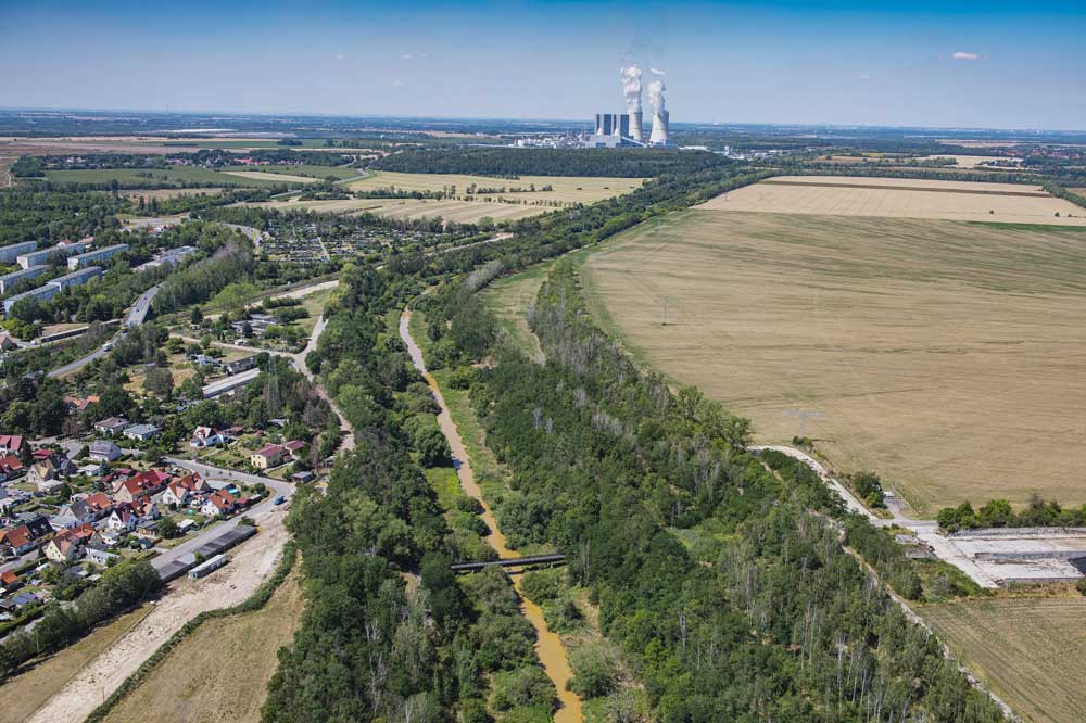 Blick über die verockerte Pleiße bei Kieritzsch zum Kraftwerk Lippendorf. Foto: Luftbild 2019, LMBV/Radke