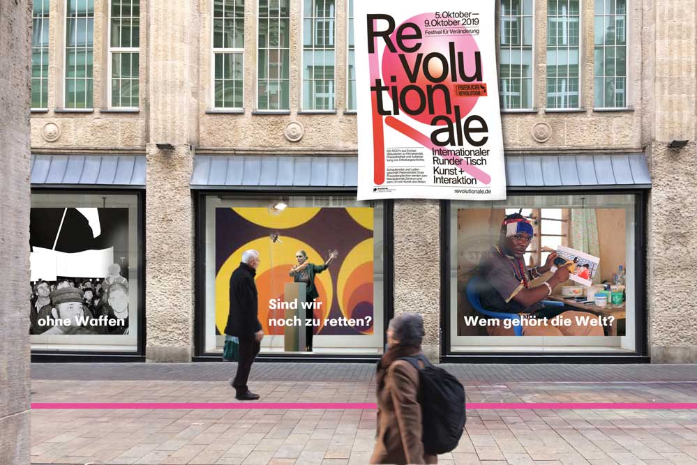 REVOLUTIONALE-Schaufenster im ehemaligen Karstadt. Montage: Stiftung Friedliche Revolution