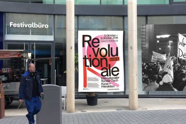 REVOLUTIONALE-Schaufenster im ehemaligen Karstadt. Montage: Stiftung Friedliche Revolution