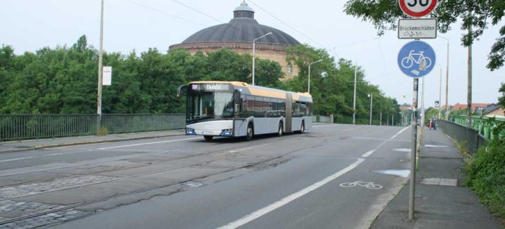 Buslinie 70 auf der Schlachthofbrücke. Foto: Ralf Julke