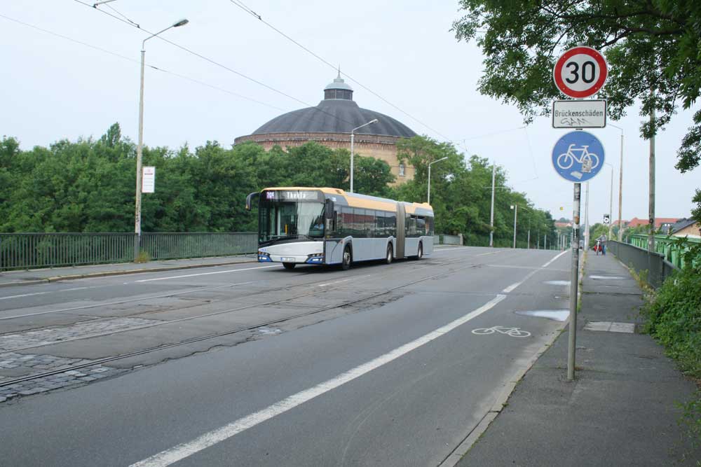 Buslinie 70 auf der Schlachthofbrücke. Foto: Ralf Julke