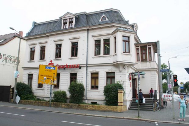 Einst Arztpraxis, heute Sparkasse; das Haus Dieskaustraße 112 in Großzschocher. Foto: Ralf Julke