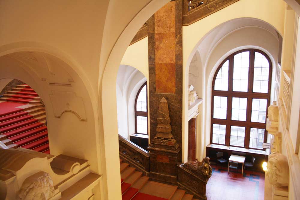 Treppenhaus im Neuen Rathaus. Foto: Ralf Julke