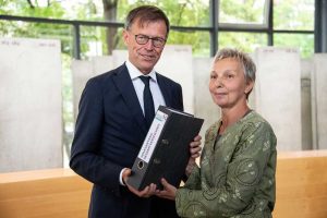 Dr. Matthias Rößler und Doreen Taubert, Vertrauensperson des Volksantrags „Längeres gemeinsames Lernen in Sachsen“. Foto: Bündnis „Gemeinschaftsschule in Sachsen“