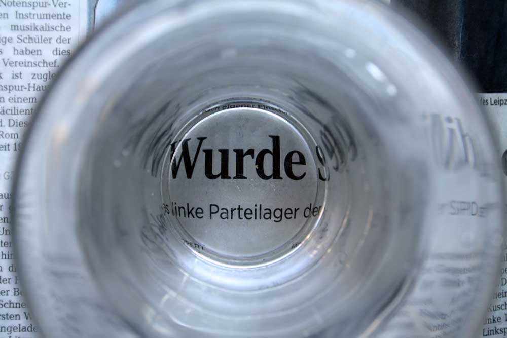 Durchs Wasserglas betrachtet. Foto: Ralf Julke
