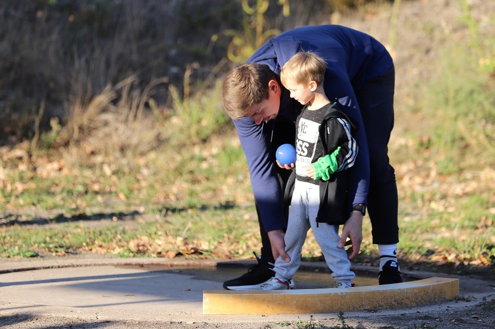 Lernen vom einzigen deutschen Kugelstoßweltmeister - David Storl auf der StartUp-Party des vergangenen Jahres. Quelle: A. Kleefisch