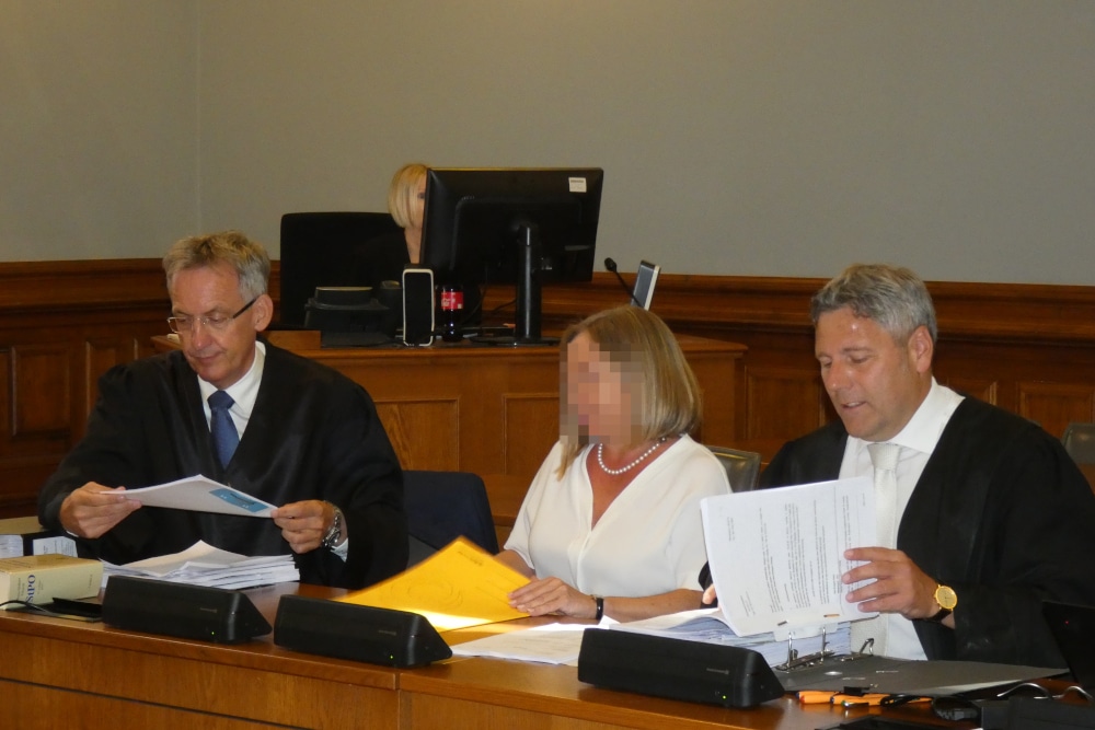 Von der Top-Juristin zur Angeklagten: Elke M. zum Prozessbeginn mit ihren Verteidigern Michael Stephan (l.) und Curt-Matthias Engel. Foto: Lucas Böhme