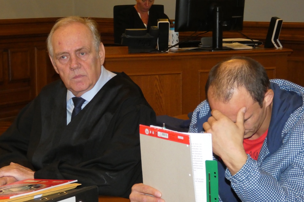 Konnte keine Erklärung für seine Tat liefern: Deividas R. (r., neben Verteidiger Matthias Luderer) am Montag im Landgericht. Foto: Lucas Böhme