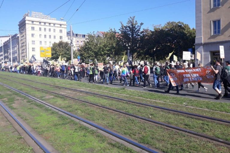 Bunte Demonstration zieht unter dem Motto „Gegen die Ausbeutung aller