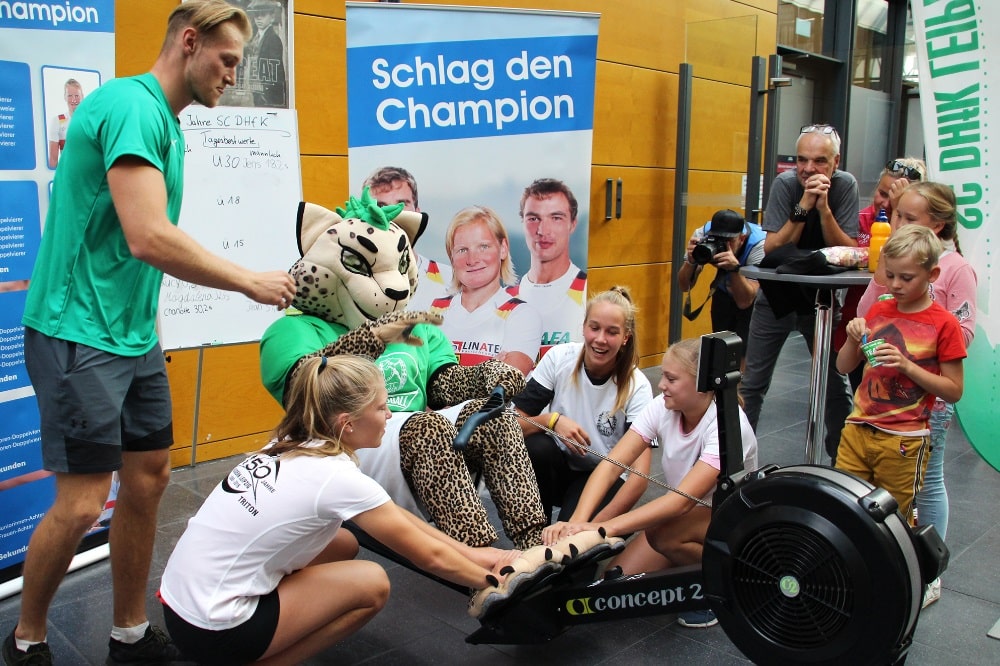 BalLeo probiert sich auf dem Ruderergometer aus. Quelle: SC DHfK