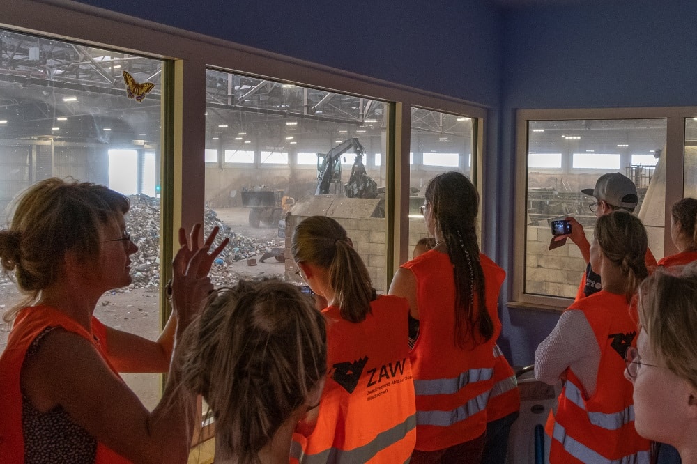 Blick von der Leitwarte der Mechanisch-Biologischen Abfallbehandlungsanlage in die Annahmehalle. Foto: ZAW