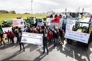 Bäuerinnen und Bauern blockieren größten Futtermittelhafen. Foto: Daniel Müller