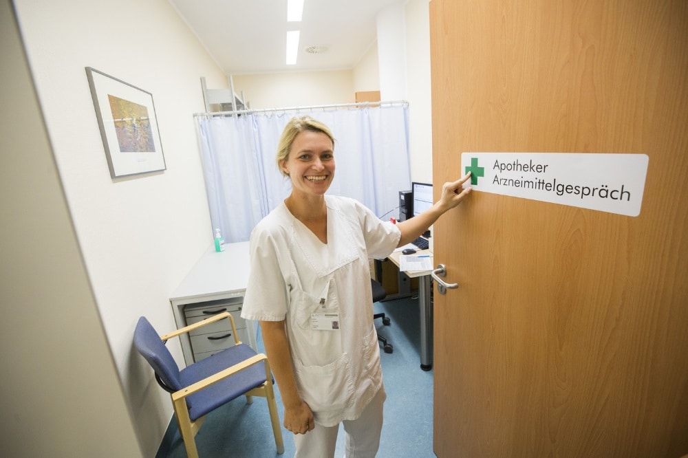 Das Apotheker-Arzneimittelgespräch hilft, Doppelmedikationen oder unplausible Dosierungen zu vermeiden. Foto: Stefan Straube / UKL
