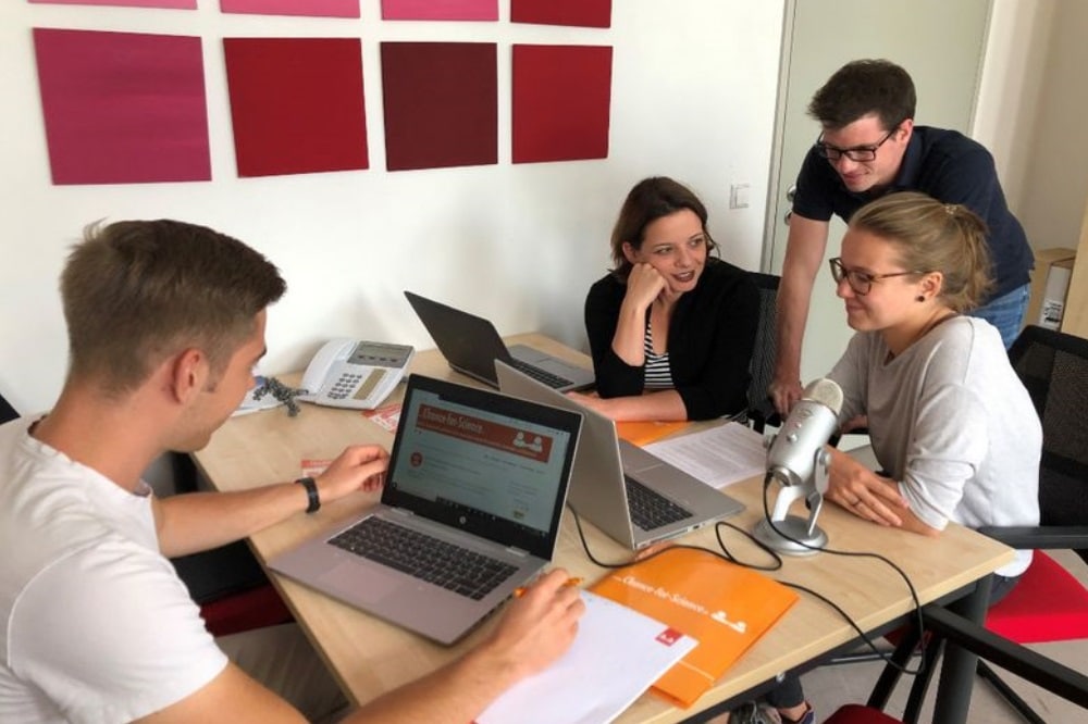 Das Team bei der Sichtung und Vertonung der Lehrvideos, v.l.n.r. Florian Schlecht, Initiatorin Prof. Dr. Carmen Bachmann, Johannes Gebhardt, Anna Hanitzsch. Foto: privat