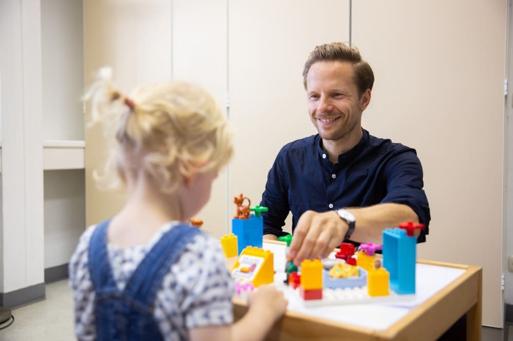 Diplom-Psychologe Steffen Elsner, hier mit kleienr Patientin, koordinert die neue Spezialsprechstunde am UKL. Foto: Stefan Straube / UKL