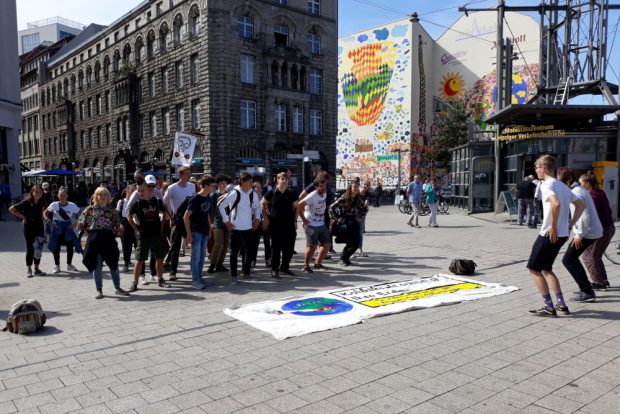 Die Tanzdemo startete auf dem Willy-Brandt-Platz. Foto: René Loch