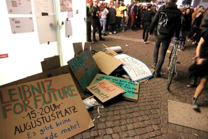 Fein s&auml;uberlich wieder zusammengetragen - die fff-Plakate. Foto: L-IZ.de