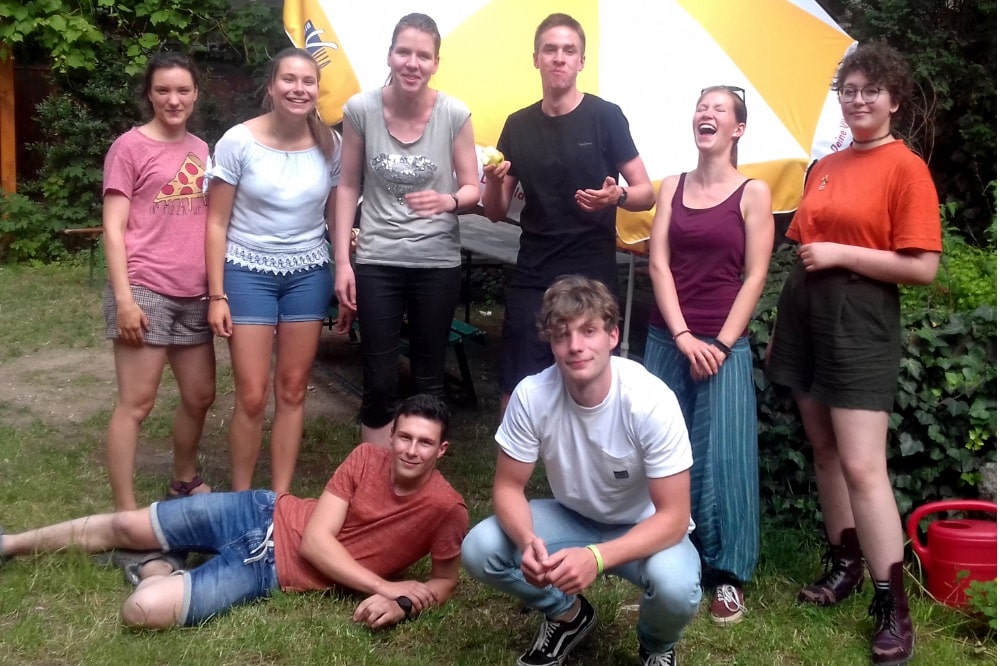 Von links nach rechts: hinten: Emma, Malena, Lucie, Johann, Raja, Jula vorne: Maik, Lucas. Quelle: Soziokulturelles Zentrum "Die VILLA"